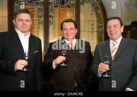 Das slowakische Premier Robert Fico, Tschechische Oppositionsführer Jiri Paroubek und ehemalige Bundeskanzler Gerhard Schroeder (L-R) am Obecni Dum, Prag, Tschechische Republik, 23. Januar 2007 darstellen. Während eines Vortrages in einem Restaurant in der historischen Altstadt diskutiert die drei Sozialdemokraten, unter anderem die zukünftige Gestaltung Europas. Kurze Erwähnung wurde auch der aktuellen Verhandlungen betwee Stockfoto