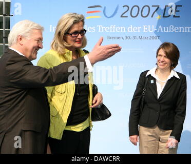 Deutscher Außenminister Frank-Walter Steinmeier (L) und seine Frau Elke Buedenbender (R) Austrian Foreign Minister Ursula Plassnik (C) herzlich willkommen in der EU-Außenminister-Tagung in Bremen, Deutschland, Freitag, 30. März 2007. Der Vertreter für auswärtige Angelegenheiten der 27 EU-Mitgliedstaaten halten derzeit ein informelles Treffen in Bremen. Die Konferenz konzentriert sich auf die Frage, ob t Stockfoto