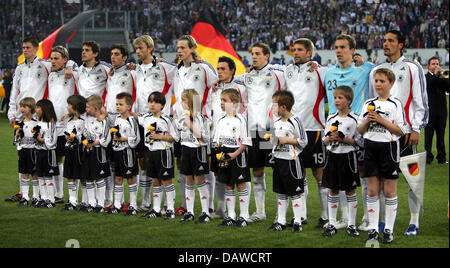 Die deutsche Nationalmannschaft reiht sich vor der Test-GAP Deutschland gegen Dänemark in der MSV-Arena Stadion Duisburg, Deutschland, Mittwoch, 28. März 2007. Foto: Franz-Peter Tschauner Stockfoto