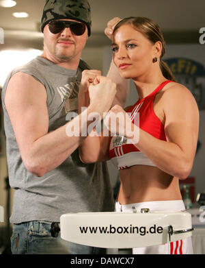 Deutsch WIBF Jr. Fliegengewicht, Fliegengewicht und Weltmeister im Federgewicht Regina Halmich (R) und deutsche TV-Entertainer Stefan Raab (L) Pose beim offiziellen Wiegen in Köln, Deutschland, Donnerstag, 29. März 2007. Raab sinnt auf Rache am Freitag, 30. März für seine Niederlage gegen Halmich in der Show-Kampf von der im Gegensatz zu. Foto: Rolf Vennenbernd Stockfoto