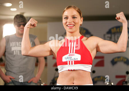 Deutsch WIBF Jr. Fliegengewicht, Fliegengewicht und Federgewicht Weltmeister Regina Halmich Posen beim offiziellen Wiegen in Köln, Deutschland, Donnerstag, 29. März 2007. Raab sinnt auf Rache am Freitag, 30. März für seine Niederlage gegen Halmich in der Show-Kampf von der im Gegensatz zu. Foto: Rolf Vennenbernd Stockfoto