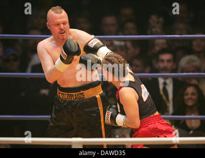 Deutsch WIBF Jr. Fliegengewicht, Fliegengewicht und Federgewicht Weltmeister Regina Halmich (R) und deutscher TV-Entertainer Stefan Raab (R) Box in Köln, Deutschland, Freitag, 30. März 2007. Foto: Rofl Vennenbernd Stockfoto