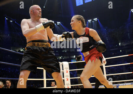 Deutsch WIBF Jr. Fliegengewicht, Fliegengewicht und Federgewicht Weltmeister Regina Halmich (R) und deutscher TV-Entertainer Stefan Raab (L) Box in Köln, Deutschland, Freitag, 30. März 2007. Foto: Jörg Carstensen Stockfoto