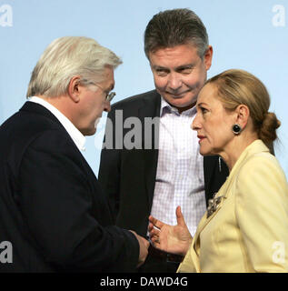 Deutscher Außenminister Frank-Walter Steinmier (L) plaudert mit seinem niederländischen Amtskollegen Karel de Gucht (C) und Benita Ferrero-Waldner (R), EU-Kommissarin für Außenbeziehungen und Europäische Nachbarschaftspolitik, während das Gruppenfoto von der EU-Außenminister-Tagung in Bremen, Deutschland, Samstag, 31. März 2007. Der Vertreter für auswärtige Angelegenheiten der 27 EU-Staaten hel Stockfoto