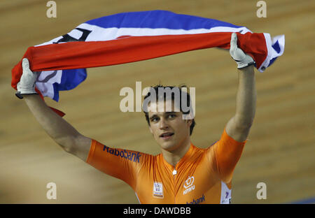 Niederländische Radrennfahrer Theo Bos feiert seinen Sieg im Sprint final hält ein Handtuch in holländischen Nationalfarben an den Bahn-Weltmeisterschaften in Palma de Mallorca, Spanien, Sonntag, 1. April 2007. Foto: Johannes Eisele Stockfoto