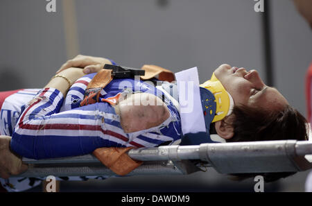 Französisch Radfahren pro Clara Sanchez ist nach einem Absturz während der Frauen Sprint im Viertelfinale des Track Cycling World Championships in Palma De Mallorca, Spanien, 30. März 2007 verletzt. Foto: Johannes Eisele Stockfoto