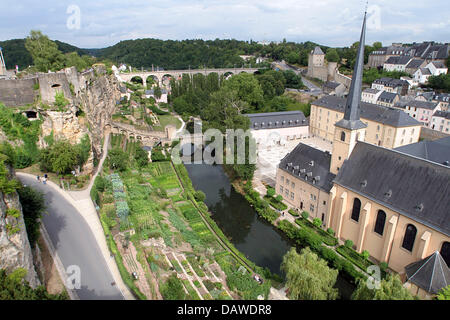 (Dpa-Datei) - Blick auf den Fluss Alzette, die Bock-Felsen (L) und die Abtei Neumünster (R) in Luxemburg, Luxemburg, 11. August 2006. Foto: Robert B. Fishman Stockfoto