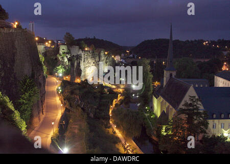 (Dpa-Datei) - Nacht Blick auf Fluss Alzette, die Bock-Felsen (L) und die Abtei Neumünster (R) in Luxemburg, Luxemburg, 11. August 2006. Foto: Robert B. Fishman Stockfoto