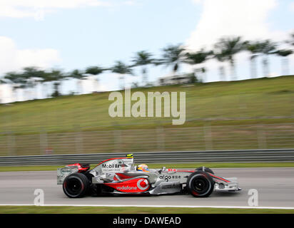 Britische Formel1-Fahrer Lewis Hamilton von McLaren Mercedes steuert sein Auto während des zweiten Trainings, 2007 Formel 1 Malaysia Grand Prix auf dem Sepang Circuit in der Nähe von Kuala Lumpur, Malaysia, Freitag, 6. April 2007. Formel 1 Malaysia Grand Prix stattfinden am Sonntag, 08 April auf dem Sepang Circuit nahe Kuala Lumpur. Foto: Gero Breloer Stockfoto