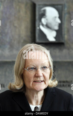 Attorney General Monika Harms gedenkt ermordeter Generalstaatsanwalt Siegfried Buback im Büro die Bundesanwaltschaft in Karlsruhe, Deutschland, Samstag, 7. April 2007. Buback, wer in den Rücken, seinem Fahrer abgebildet ist Wolfgang Goebel und Wache Georg Wurster einen terroristischen Angriff durchgeführt durch die Rote Armee Fraktion (RAF) vor 30 Jahren am 4. April 1977 zum Opfer fiel. Foto: Uli Stockfoto