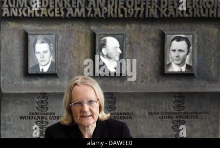 Attorney General Monika Harms gedenkt ermordeter Generalstaatsanwalt Siegfried Buback im Büro die Bundesanwaltschaft in Karlsruhe, Deutschland, Samstag, 7. April 2007. Buback, sein Fahrer Wolfgang Goebel und Wache Georg Wurster, alles im Bild im Hintergrund, einen terroristischen Angriff durchgeführt durch die Rote Armee Fraktion (RAF) vor 30 Jahren am 4. April 1977 zum Opfer fiel. Foto: Stockfoto