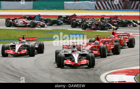 Spanische Formel1 Piloten Fernando Alonso von McLaren Mercedes führt die Packung beim Start des Grand Prix von Malaysia in Sepang Circuit in der Nähe von Kuala Lumpur, Malaysia, Sonntag, 8. April 2007. Foto: GERO BRELOER Stockfoto