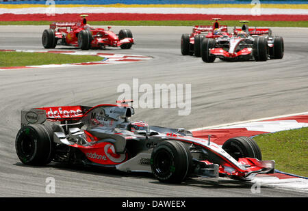 Spanische Formel1 Piloten Fernando Alonso von McLaren Mercedes führt die Packung beim Start des Grand Prix von Malaysia in Sepang Circuit in der Nähe von Kuala Lumpur, Malaysia, Sonntag, 8. April 2007. Foto: GERO BRELOER Stockfoto