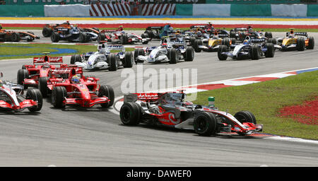 Spanische Formel1 Piloten Fernando Alonso von McLaren Mercedes führt die Packung beim Start des Grand Prix von Malaysia in Sepang Circuit in der Nähe von Kuala Lumpur, Malaysia, Sonntag, 8. April 2007. Foto: GERO BRELOER Stockfoto