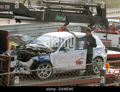 Der abgestürzte Rennwagen von Pieter Christiaan Michiel Prinz von Oranien-Nassau wird abgeschleppt im BMW 130i Cup auf der Rennstrecke von Zandvoort, Niederlande, 9. April 2007. Der Prinz, der Neffe von Königin Beatrix von den Netehrlands ist, wurde nicht verletzt. Foto: Albert Nieboer (Niederlande) Stockfoto