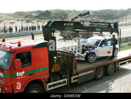 Der abgestürzte Rennwagen von Pieter Christiaan Michiel Prinz von Oranien-Nassau wird abgeschleppt im BMW 130i Cup auf der Rennstrecke von Zandvoort, Niederlande, 9. April 2007. Der Prinz, der Neffe von Königin Beatrix von den Netehrlands ist, wurde nicht verletzt. Foto: Albert Nieboer (Niederlande) Stockfoto