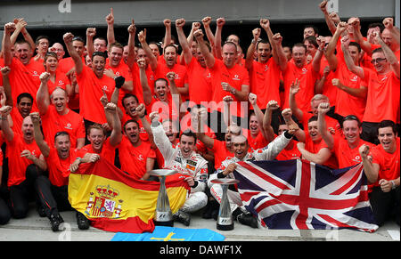 Das Team McLaren-Mercedes und seine Formel1 Piloten Brite Lewis Hamilton (CR) und Spanier Fernando Alonso (CL) doppelt jubeln nach dem 2007 Formel 1 Grand Prix von Malaysia auf dem Sepang circuit in der Nähe von Kuala Lumpur, Malaysia, Sonntag, 8. April 2007. Foto: Jens Büttner Stockfoto