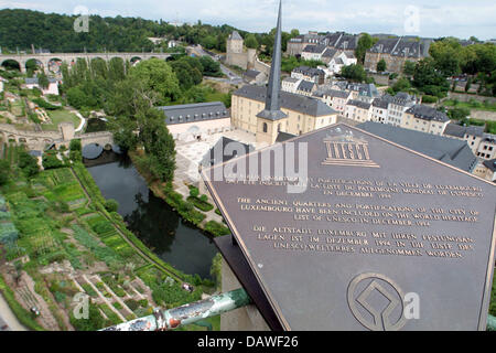 (Dpa-Datei) - Blick auf den Fluss Alzette und der Abtei Neumünster in Luxemburg, Luxemburg, 12. August 2006. Foto: Robert B. Fishman Stockfoto