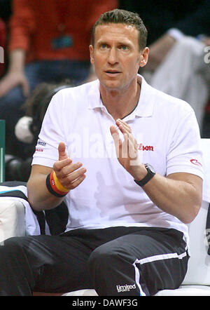 Deutschen Davis Cup-Team-Kapitän Patrick Kuehnen applaudiert während das Viertelfinale Belgien Vs Deutschland in der Sleuyter Arena in Ostende, Belgien, Freitag, 6. April 2007. Deutschland gewann mit 3:2. Foto: Felix Heyder Stockfoto