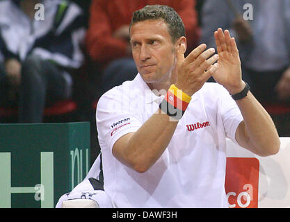 Deutschen Davis Cup-Team-Kapitän Patrick Kuehnen applaudiert während das Viertelfinale Belgien Vs Deutschland in der Sleuyter Arena in Ostende, Belgien, Freitag, 6. April 2007. Deutschland gewann mit 3:2. Foto: Felix Heyder Stockfoto