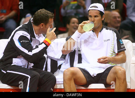 Deutschen Davis Cup-Team-Kapitän Patrick kühnen (L) spricht mit Spieler Tommy Haas während der Viertelfinale Belgien Vs Deutschland in der Sleuyter Arena in Ostende, Belgien, Freitag, 6. April 2007. Deutschland gewann mit 3:2. Foto: Felix Heyder Stockfoto