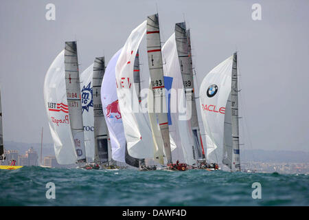 Die zwölf Yachten im Wettbewerb mit der Louis Vuitton Act 13 Fleetracing-Regatta, deren Ergebnis die Startpositionen der America Cup bestimmt, sind vor der Küste von Valencia, Spanien, Deutschland, 6. April 2007 abgebildet. Foto: Gilles Martin-Raget / Pool Stockfoto