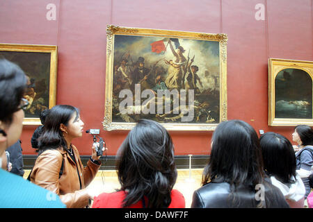 Zahlreiche Besucher stehen an und schauen Sie sich das Gemälde "Die Freiheit führt das Volk" von Eugene Delacroix im Louvre in Paris, Frankreich, Montag, 26. März 2007. Die ehemalige Residenz der französischen Könige heute Gastgeber der weltweit größte Museum mit einer Kunstsammlung von mehr als 300,000 Exponate. Der Louvre wurde im Jahre 1190 als eine Burg erbaut wurde umgebaut und erweitert von Stockfoto