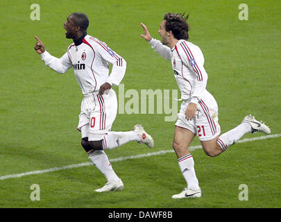 Milanss Clarence Seedorf feiert zusammen mit seinem Teamkollegen Andrea Pirlo (R) seine 0-1 Tor gegen FC Bayern München in der UEFA Championsleague-Viertelfinale an die Allianz Arena in München, Deutschland, Mittwoch, 11. April 2007. Milan erzielte zweimal in vier Minuten zu besiegen München 0-2 und buchen Sie ein Halbfinale gegen Manchester United. Foto: Andreas Gebert Stockfoto