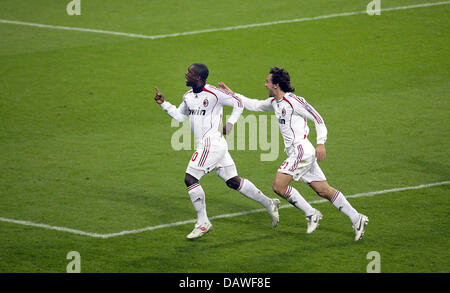 Milanss Clarence Seedorf feiert zusammen mit seinem Teamkollegen Andrea Pirlo (R) seine 0-1 Tor gegen FC Bayern München in der UEFA Championsleague-Viertelfinale an die Allianz Arena in München, Deutschland, Mittwoch, 11. April 2007. Milan erzielte zweimal in vier Minuten zu besiegen München 0-2 und buchen Sie ein Halbfinale gegen Manchester United. Foto: Andreas Gebert Stockfoto