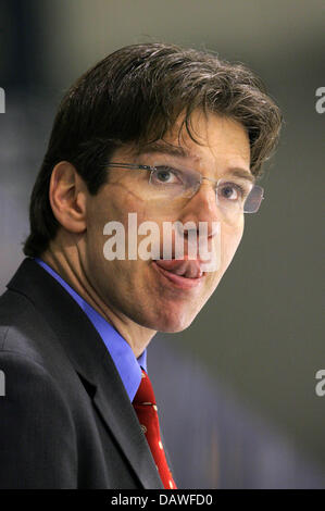 Trainer der deutschen Eishockey Nationalmannschaft, Uwe Krupp, während der Internationonal Spiel gegen Dänemark in Kassel, Deutschland, Donnerstag, 12. April 2007 abgebildet. Foto: Uwe Zucchi Stockfoto