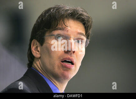 Trainer der deutschen Eishockey Nationalmannschaft, Uwe Krupp, während der Internationonal Spiel gegen Dänemark in Kassel, Deutschland, Donnerstag, 12. April 2007 abgebildet. Foto: Uwe Zucchi Stockfoto