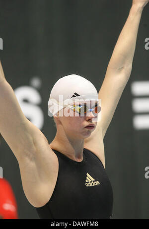 Deutsche Schwimmerin Britta Steffen abgebildet vor Beginn der Frauen 100-Meter-Freistil der deutschen Meisterschaften in Berlin, Deutschland, Samstag, 14. April 2007. Foto: Gero Breloer Stockfoto