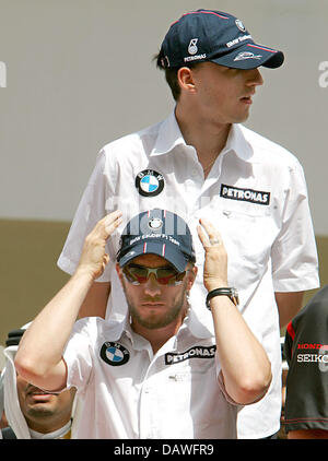 Deutsch-Frmula-1-Fahrer Nick Heidfeld (vorne) und polnische Rennfahrer Robert Kubica (hinten) von BMW Sauber Team Witz nahe bei der Fahrerpräsentation der Grand Prix von Bahrain in Manama, Bahrain, Sonntag, 15. April 2007. Foto: CARMEN JASPERSEN Stockfoto