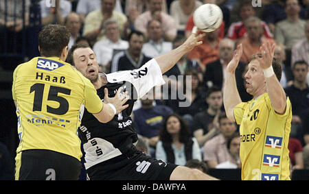 Vid Karabatic (C) Kiel wehrt Kronau-Oestringen Michael Haass (L) und Mariusz Jurasik während der DHB-Pokal Finale THW Kiel V SG Kronau-Oestringen in Hamburg, Deutschland, 15. April 2007. Foto: Ulrich Perrey Stockfoto