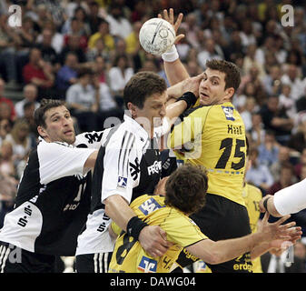 Michael Haass (TopR) von Kronau-Oestringen geht der Ball während der DHB-Pokal Finale THW Kiel V SG Kronau-Oestringen in Hamburg, Deutschland, 15. April 2007. Kiel gewinnt das Spiel 31-33. Foto: Ulrich Perrey Stockfoto