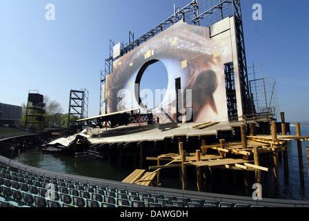 Das Foto zeigt die noch fertiggestellten neuen Bühnenbild für die Oper "Tosca", vertritt eine übergroße Auge auf das Theater Seebühne der Bregenzer Festspiele auf dem Bodensee, Österreich, Donnerstag, 19. April 2007. Das Richtfest für den weltweit größten Seebühne Theater fand heute, Donnerstag, 19. April 2007. Puccinis Oper "Tosca" wird in dem Kurs o inszeniert werden Stockfoto