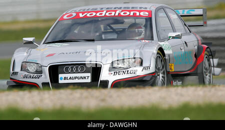 Dänischer Rennfahrer Tom Kristensen Team Audi Sport Team Abt Sportsline Schritte seines Audi A4 DTM über der Rennstrecke von Oschersleben, Deutschland, 10. April 2007. Die Deutschen Tourenwagen Masters (DTM) Saison 2007 startet am 21. April auf der Rennstrecke in Hockenheim. Foto: Jens Wolf Stockfoto