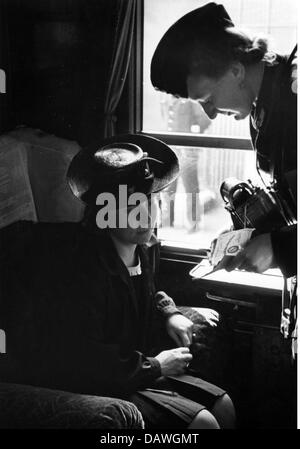 Veranstaltungen, 2. Weltkrieg, Deutschland, Frauen in Uniform, weibliche Fahrkarteninspektor, Zusatzrechte-Clearences-nicht vorhanden Stockfoto