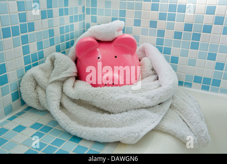 Trocknung ein Sparschwein im Badezimmer Stockfoto