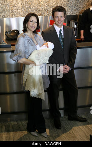 Kronprinzessin Mary von Dänemark (L) und Kronprinz Frederik von Dänemark präsentieren ihre neugeborene Tochter an der Rigs Krankenhaus von Kopenhagen, Dänemark, 23. April 2007. Die neue Prinzessin nimmt den dritten Platz in der Reihenfolge der Nachfolge auf den dänischen Thron, nach ihrem Vater und ihrem älteren Bruder Prinz Christian. Foto: Albert van der Werf (Niederlande) Stockfoto