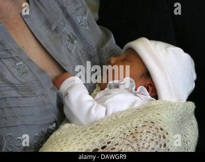 Auf den Bohrinseln Universitätsklinik Kopenhagen, Dänemark, 23. April 2007 präsentiert sich die neugeborene Tochter von Kronprinzessin Mary von Dänemark und Kronprinz Frederik von Dänemark. Die neue Prinzessin nimmt den dritten Platz in der Reihenfolge der Nachfolge auf den dänischen Thron, nach ihrem Vater und ihrem älteren Bruder Prinz Christian. Foto: Albert van der Werf (Niederlande) Stockfoto