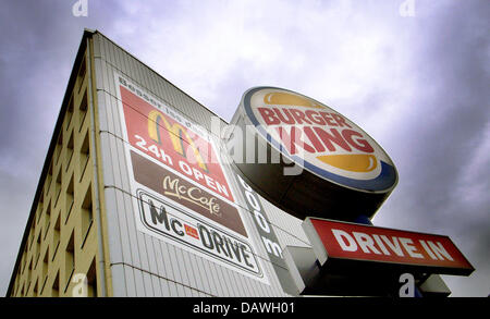 Die Logos der führenden Fast Food-Ketten Burger King (R) und McDonald's (L) in Hamburg, Deutschland, 10. Januar 2007 abgebildet. Im Geschäftsjahr 2005 nahm rund 848 Millionen Gäste ihre Mahlzeit auf 1.264 McDonald deutschen Niederlassungen. Die 848 Millionen Gäste bedeuten ein Plus von 12,9 Prozent, ihren durchschnittlichen Verbrauch sank auf 6 Euro pro Gast. In Deutschland erzielte Burger King eine Netto Wende Stockfoto