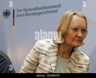 US-Generalstaatsanwalt Monika Harms ist bei einer Pressekonferenz anlässlich angenommen neue Erkenntnisse über das Buback-Attentat in Karlsruhe, Deutschland, 25. April 2007 abgebildet. Am 7. April 1977 wurden die damalige Bundesregierung Attorney General Siegfried Buback und seine Firma von Mitgliedern der RAF ermordet. Foto: Uli Deck Stockfoto