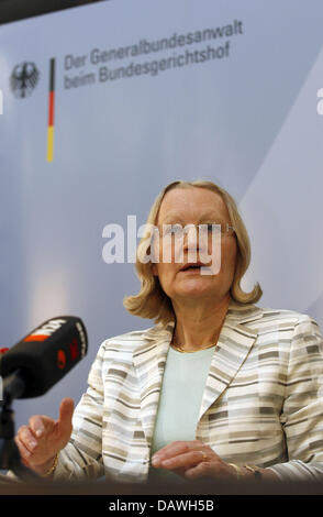 US-Generalstaatsanwalt Monika Harms ist bei einer Pressekonferenz anlässlich angenommen neue Erkenntnisse über das Buback-Attentat in Karlsruhe, Deutschland, 25. April 2007 abgebildet. Am 7. April 1977 wurden die damalige Bundesregierung Attorney General Siegfried Buback und seine Firma von Mitgliedern der RAF ermordet. Foto: Uli Deck Stockfoto