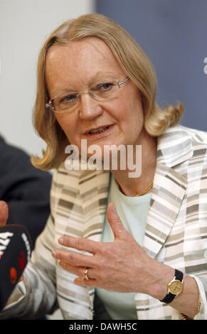 US-Generalstaatsanwalt Monika Harms ist bei einer Pressekonferenz anlässlich angenommen neue Erkenntnisse über das Buback-Attentat in Karlsruhe, Deutschland, 25. April 2007 abgebildet. Am 7. April 1977 wurden die damalige Bundesregierung Attorney General Siegfried Buback und seine Firma von Mitgliedern der RAF ermordet. Foto: Uli Deck Stockfoto