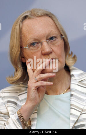 US-Generalstaatsanwalt Monika Harms ist bei einer Pressekonferenz anlässlich angenommen neue Erkenntnisse über das Buback-Attentat in Karlsruhe, Deutschland, 25. April 2007 abgebildet. Am 7. April 1977 wurden die damalige Bundesregierung Attorney General Siegfried Buback und seine Firma von Mitgliedern der RAF ermordet. Foto: Uli Deck Stockfoto