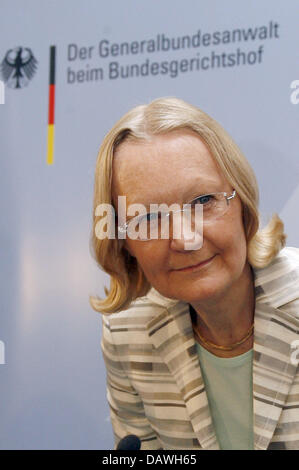 US-Generalstaatsanwalt Monika Harms ist bei einer Pressekonferenz anlässlich angenommen neue Erkenntnisse über das Buback-Attentat in Karlsruhe, Deutschland, 25. April 2007 abgebildet. Am 7. April 1977 wurden die damalige Bundesregierung Attorney General Siegfried Buback und seine Firma von Mitgliedern der RAF ermordet. Foto: Uli Deck Stockfoto