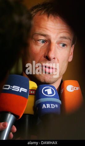 (Dpa-Datei) - der ehemalige Trainer der deutschen Fußball-Nationalmannschaft, Juergen Klinsmann, im Gespräch mit Journalisten in Florenz, Italien, 28. Februar 2006. Klinsmann wird als TV-Kommentator ein Jahr nach der Ausreise nach Deutschland zurückkehren. Foto: Michael Hanschke Stockfoto