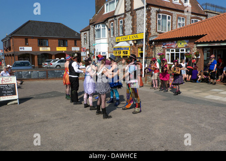 Ouse wäscht Molly zeitgenössische Molly Moriskentänzer auf dem 20. Töpfchen Festival, Sheringham, 2013. Stockfoto