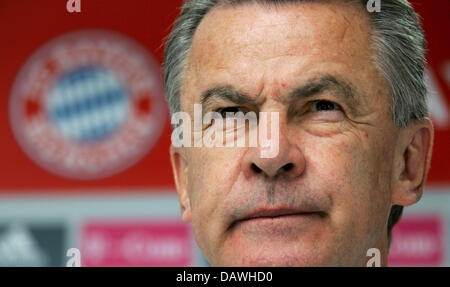 FC Bayern München Trainer Ottmar Hitzfeld auf einer Pressekonferenz in München, 26. April 2007 gezeigt. Bundesliga Rekord-Holding Meister Bayern München steht der Hamburger SV am Samstag, 28 April. Foto: Matthias Schrader Stockfoto